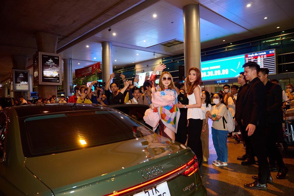 Lan Khuê ghi điểm tinh tế khi ra sân bay đón bà chủ Miss Universe-4