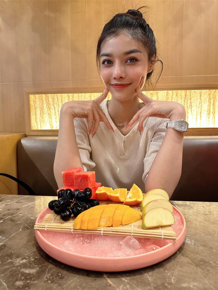 Kiều Loan đón tuổi 23, ai nấy mải nhìn miếng băng mũi-8