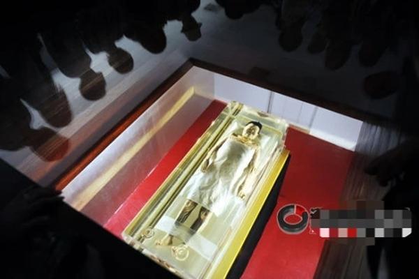 Nam thanh niên ăn, ngủ cùng xác ướp 600 năm tuổi suốt chục năm-3