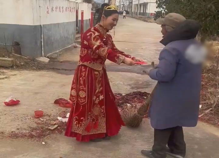 Hành động đẹp của cô dâu với bác quét rác sau đám cưới gây sốt mạng-1