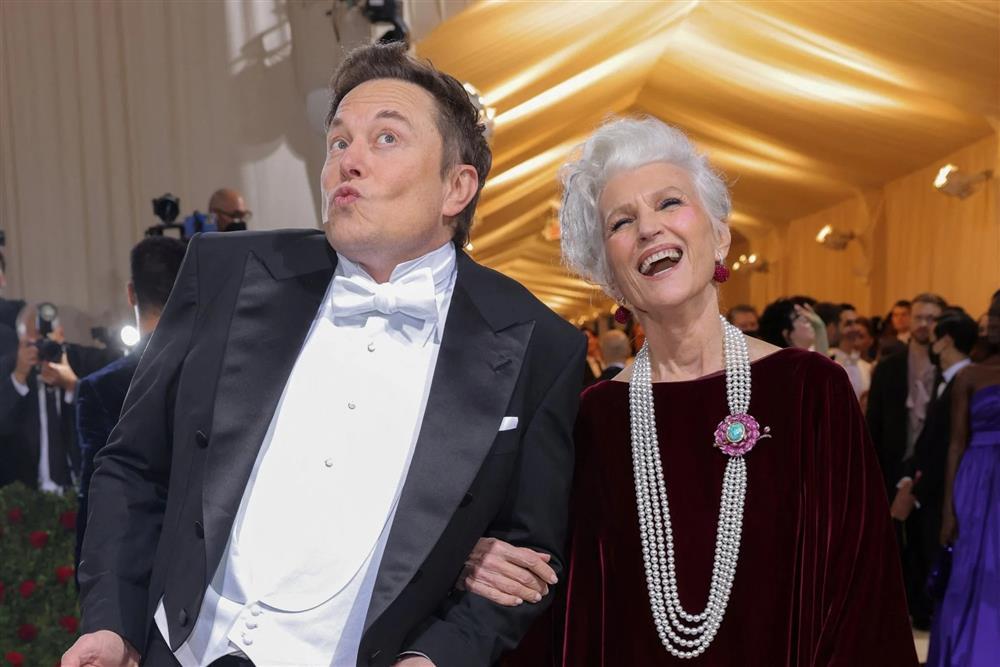 Cách mẹ Elon Musk chinh phục thế giới thời trang ở tuổi 75-1