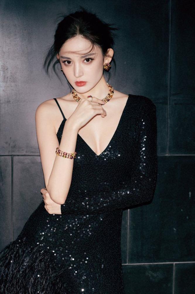 Thành Long bị chỉ trích khi đóng tình nhân với diễn viên nữ kém 38 tuổi-2