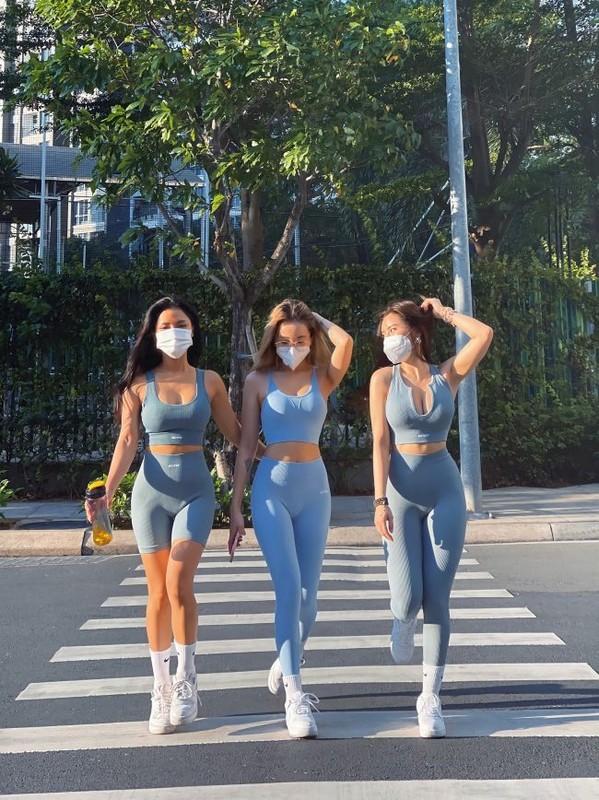 Lâm Khánh Chi U50 mặc đồ tập dạo phố, khoe vòng eo 60-3