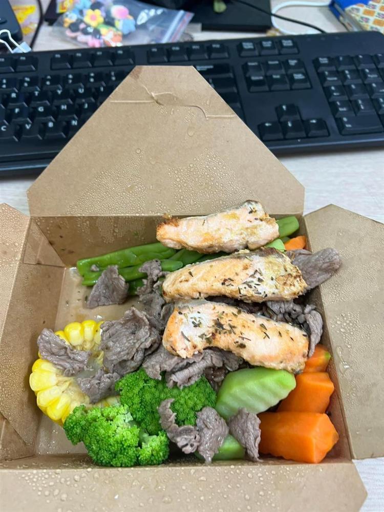 Đặt suất ăn healthy, cô gái giật nảy vì sinh vật lạ ngo ngoe trên rau-3