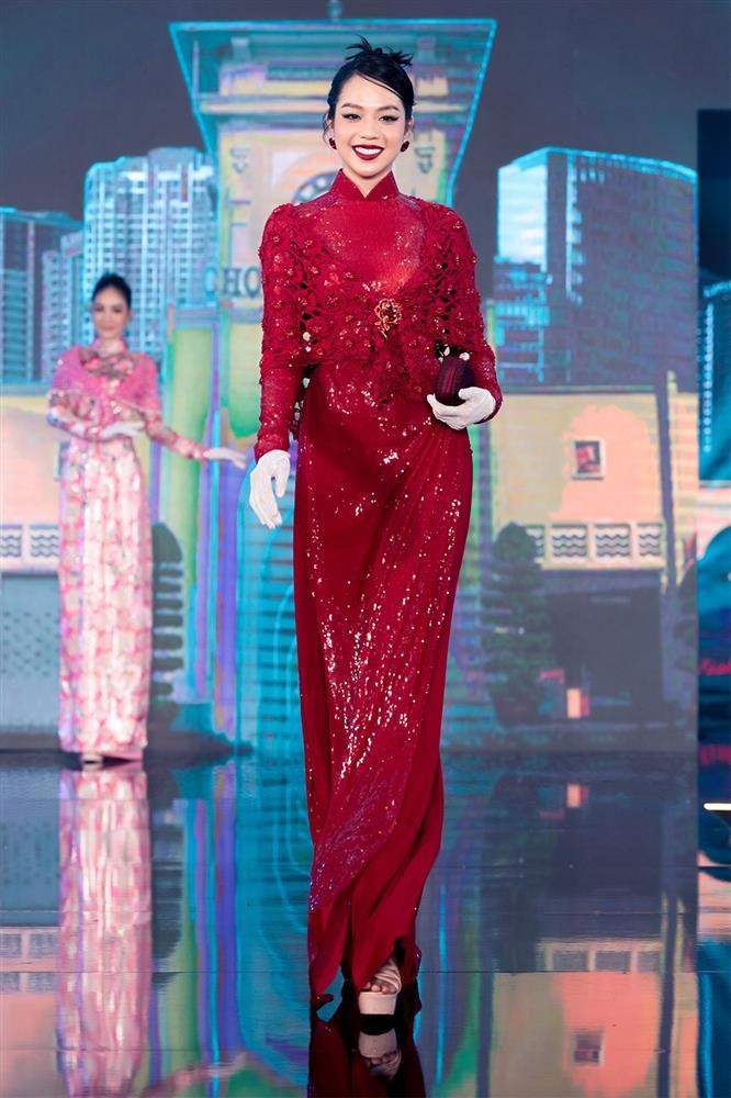 Miss Universe 2022 mặc áo dài đụng hàng Hoa hậu Thanh Thủy, Thùy Tiên-8