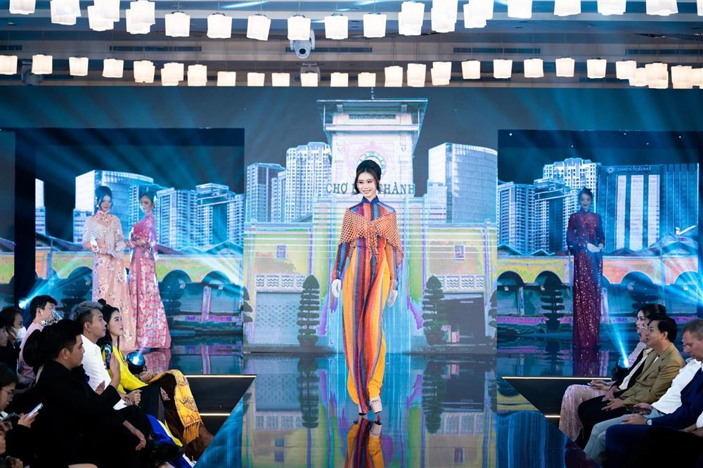 Miss Universe 2022 mặc áo dài đụng hàng Hoa hậu Thanh Thủy, Thùy Tiên-5