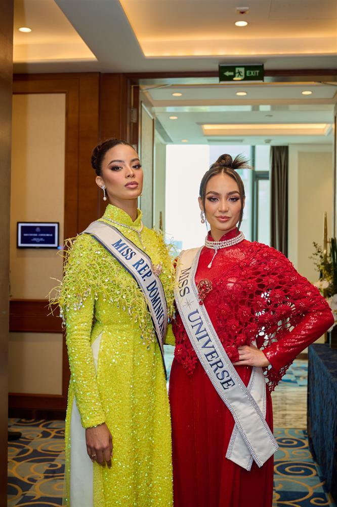Miss Universe 2022 mặc áo dài đụng hàng Hoa hậu Thanh Thủy, Thùy Tiên-3