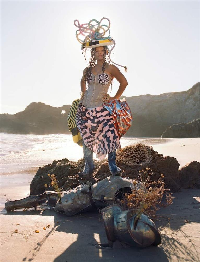 Bộ ảnh nàng tiên cá Disney phơi mình trên biển gây tranh cãi-3