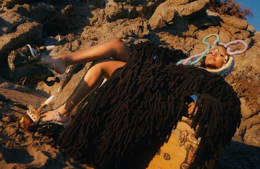 Bộ ảnh nàng tiên cá Disney phơi mình trên biển gây tranh cãi-5