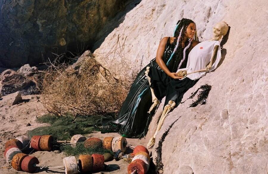 Bộ ảnh nàng tiên cá Disney phơi mình trên biển gây tranh cãi-6