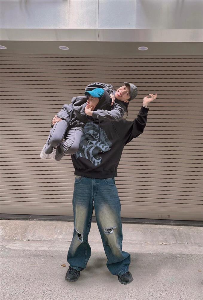 Anh Tú nhấc bổng Diệu Nhi, hiếm hoi ngôn tình sau cưới-1