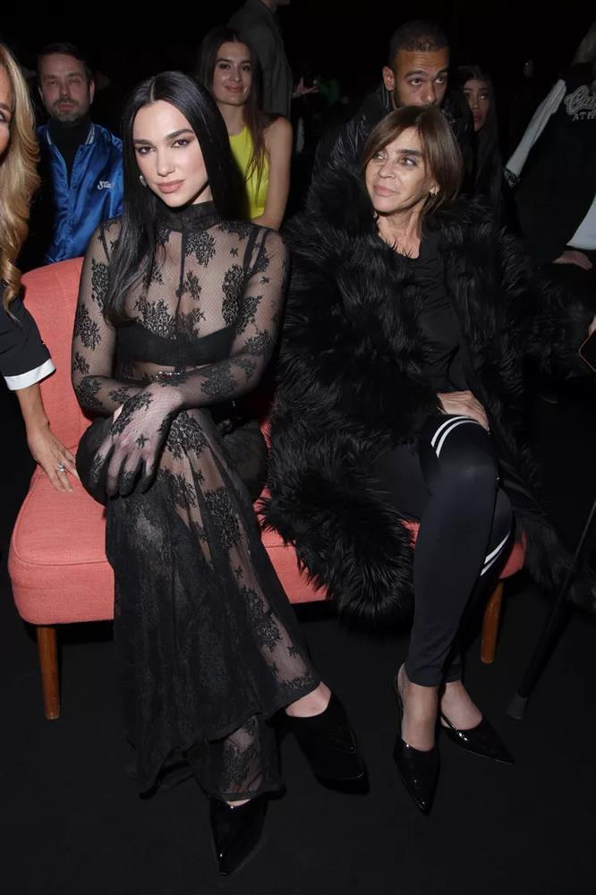 Ca sĩ Dua Lipa mặc váy như không đi xem thời trang-6