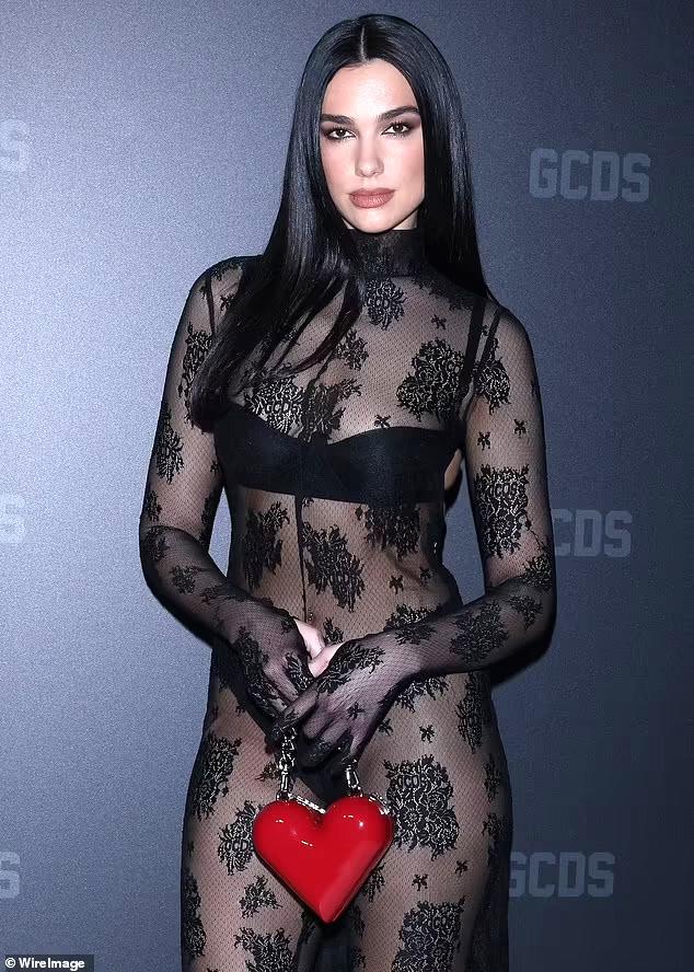 Ca sĩ Dua Lipa mặc váy như không đi xem thời trang-7