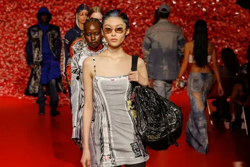 200.000 bao cao su chất thành núi trên sàn diễn-5