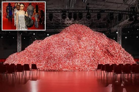 200.000 bao cao su chất thành núi trên sàn diễn