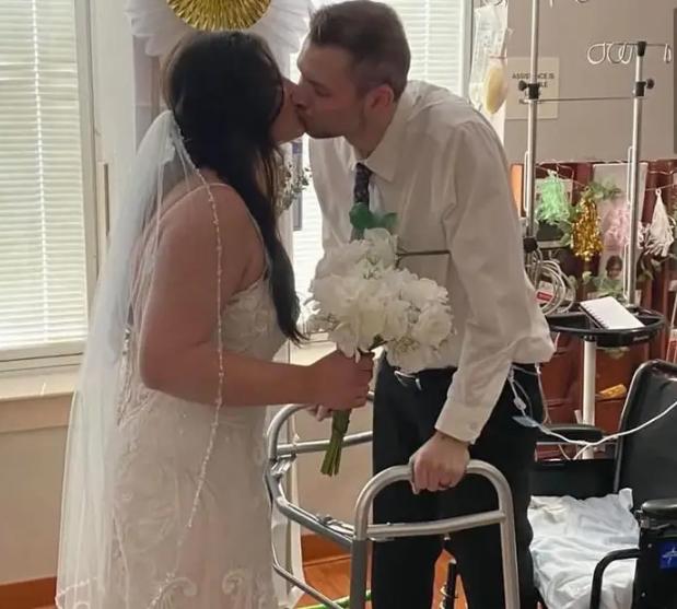 Đám cưới xúc động trong bệnh viện của đôi bạn thời trung học-2