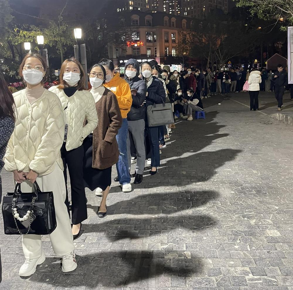 Hàng trăm phụ huynh xếp hàng dài giữa đêm mua hồ sơ lớp 1 cho con-1