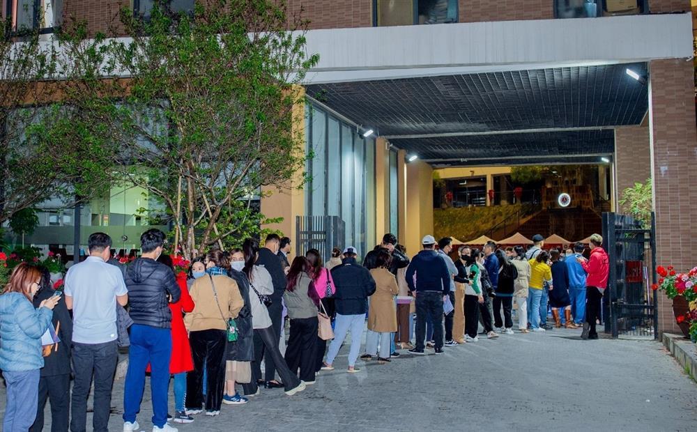 Hàng trăm phụ huynh xếp hàng dài giữa đêm mua hồ sơ lớp 1 cho con-2