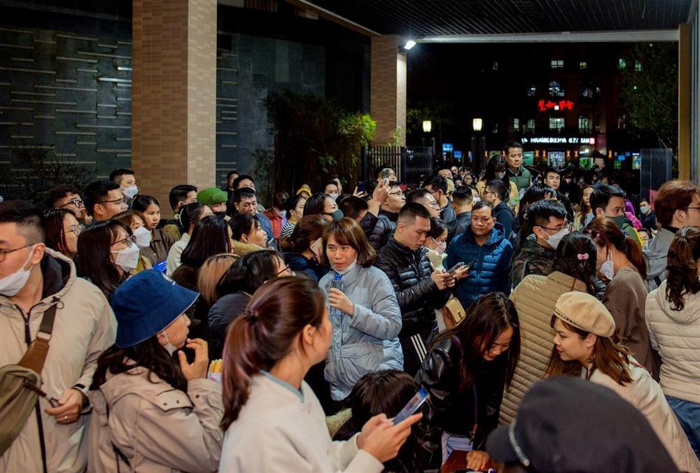 Hàng trăm phụ huynh xếp hàng dài giữa đêm mua hồ sơ lớp 1 cho con-5