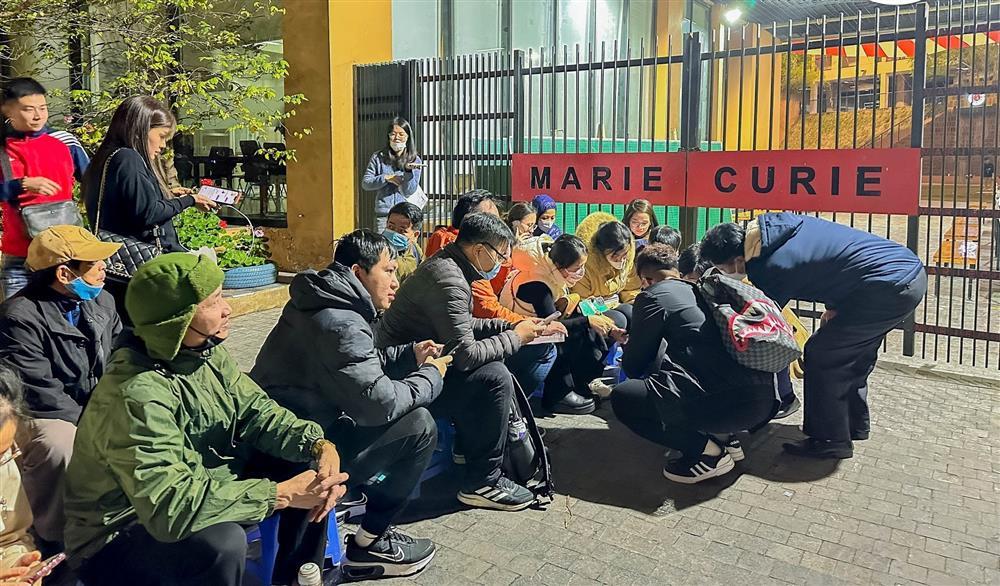 Hàng trăm phụ huynh xếp hàng dài giữa đêm mua hồ sơ lớp 1 cho con-8