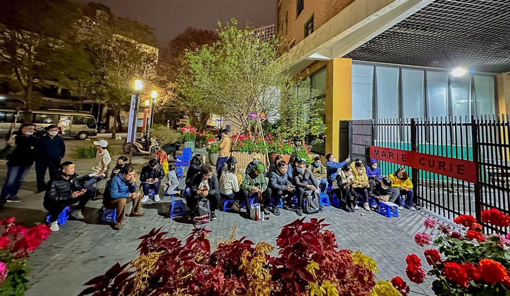 Hàng trăm phụ huynh xếp hàng dài giữa đêm mua hồ sơ lớp 1 cho con-7