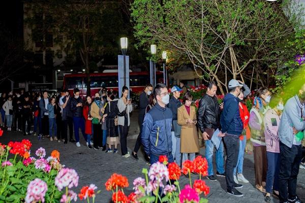 Phụ huynh mặc đồ ngủ chạy xe 10km đi giành vé vào lớp 1 cho con-4