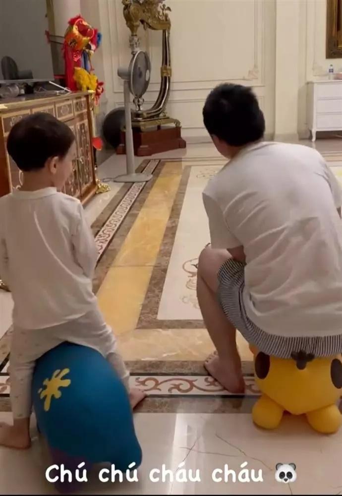 Chồng Đỗ Mỹ Linh cưng xỉu bên cháu, netizen đùa tập dần cho quen-2