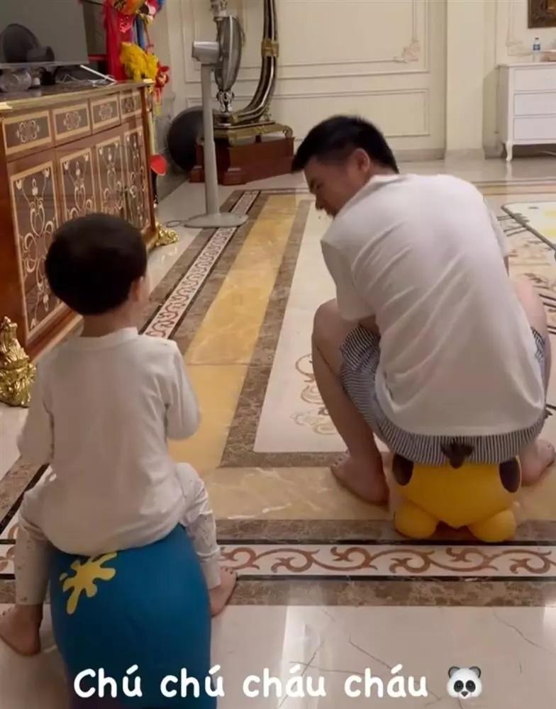 Chồng Đỗ Mỹ Linh cưng xỉu bên cháu, netizen đùa tập dần cho quen-3
