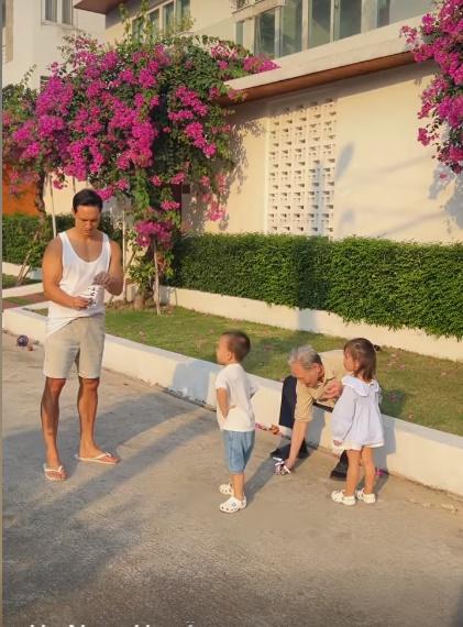 Các con Hồ Ngọc Hà vui chơi cuối tuần cùng ông bà nội-7