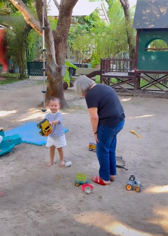 Các con Hồ Ngọc Hà vui chơi cuối tuần cùng ông bà nội-8