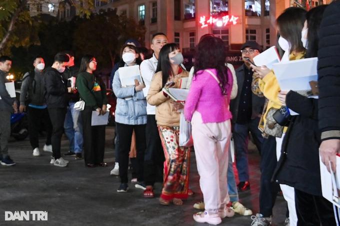 Phụ huynh mặc đồ ngủ chạy xe 10km đi giành vé vào lớp 1 cho con-2