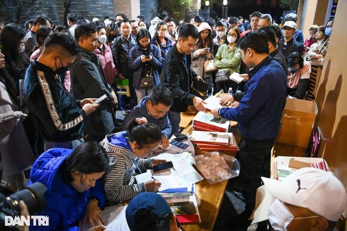 Phụ huynh mặc đồ ngủ chạy xe 10km đi giành vé vào lớp 1 cho con-3