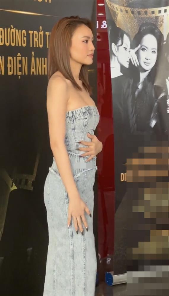 Lan Ngọc suýt hớ hênh vì hở bạo, phải chỉnh đốn trang phục liên tục-1