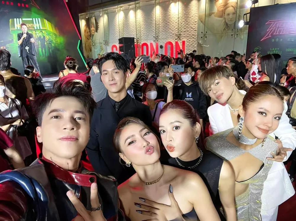 Lan Ngọc suýt hớ hênh vì hở bạo, phải chỉnh đốn trang phục liên tục-9