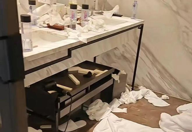 Mở cửa phòng đôi nam nữ, nhân viên khách sạn tức nghẹn-1