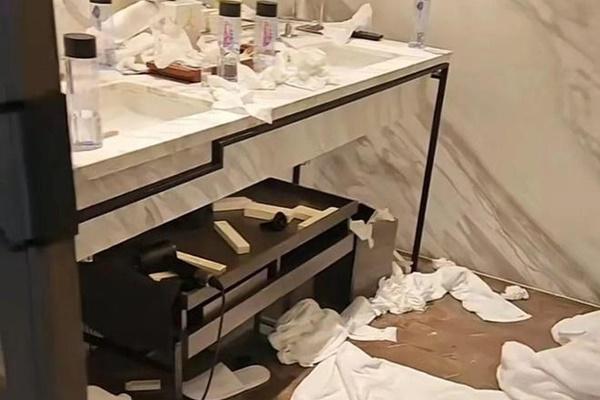 Khách hoảng hốt khi ga giường khách sạn dính đầy chất thải-2