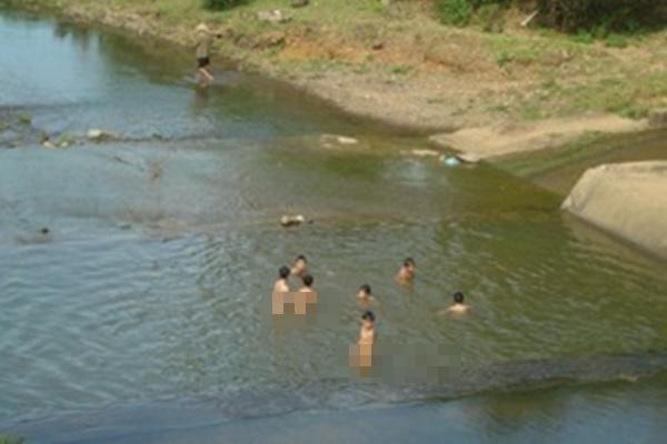 Ra sông chơi, nam sinh trượt chân đuối nước tử vong-2