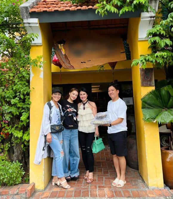 Nhã Phương bắt chước Hà Hồ đi dép size khủng bố giá 17 triệu-1