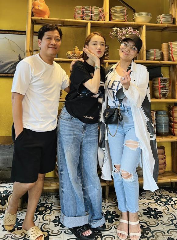 Nhã Phương bắt chước Hà Hồ đi dép size khủng bố giá 17 triệu-2