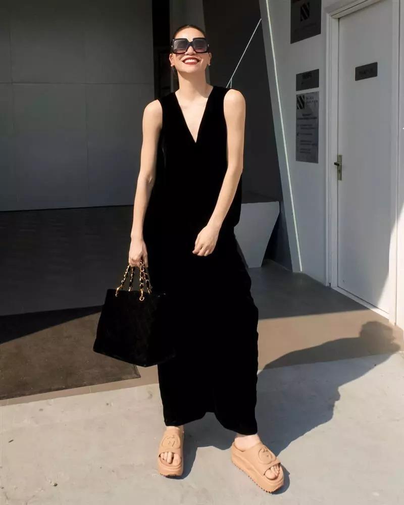 Nhã Phương bắt chước Hà Hồ đi dép size khủng bố giá 17 triệu-7