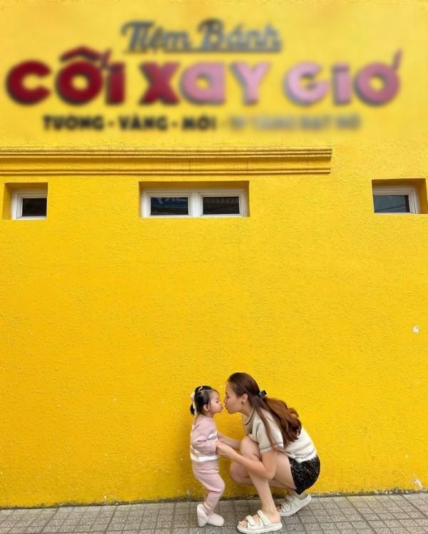 Nhã Phương bắt chước Hà Hồ đi dép size khủng bố giá 17 triệu-9