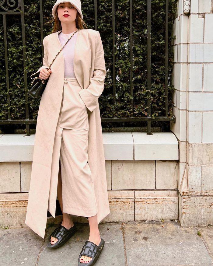 Nhã Phương bắt chước Hà Hồ đi dép size khủng bố giá 17 triệu-4