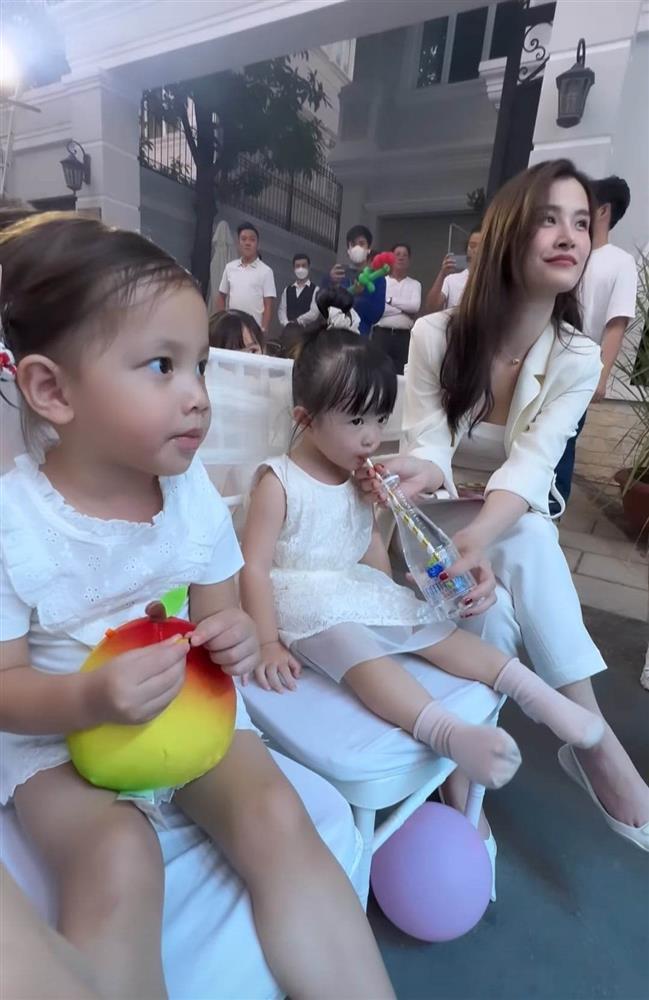 Ái nữ Hồ Ngọc Hà bên ái nữ Đông Nhi, cặp visual cưng xỉu-2