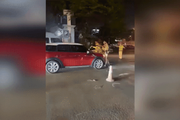 Bị kiểm tra nồng độ cồn, lái ô tô hất CSGT lên nắp capo rồi bỏ chạy-1