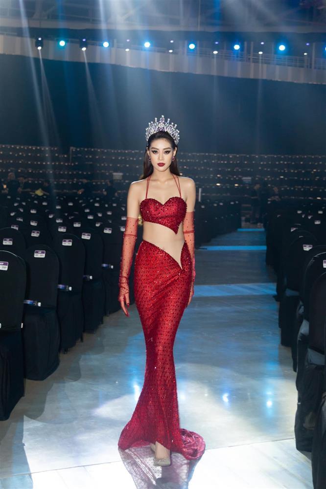 Những lần Khánh Vân mix đồ cao tay với vương miện-10