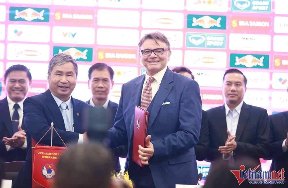 HLV Philippe Troussier: Vé World Cup khả thi với tuyển Việt Nam-2