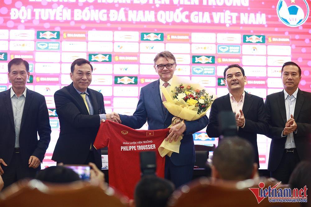 HLV Philippe Troussier: Vé World Cup khả thi với tuyển Việt Nam-3