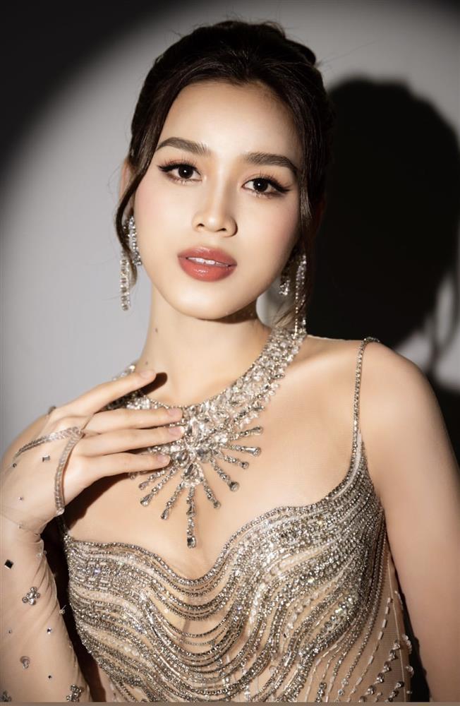 Đỗ Thị Hà cân đẹp chiếc váy từng khiến Minh Hằng bị nghi có tin vui-4