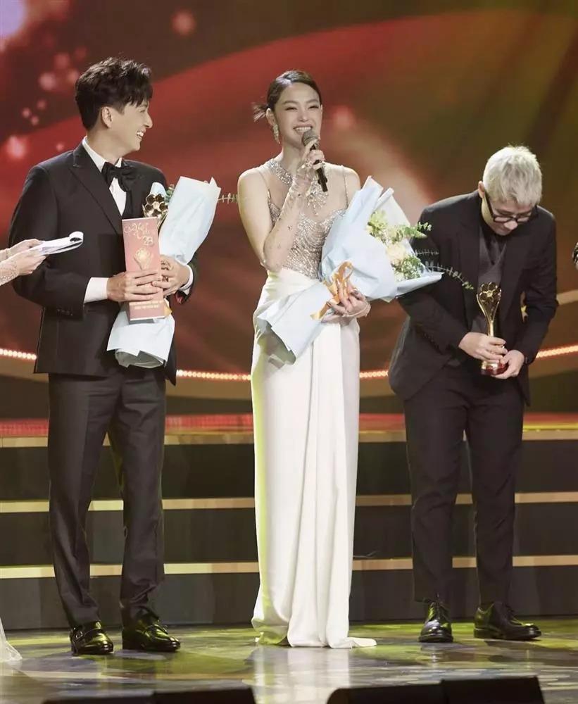 Đỗ Thị Hà cân đẹp chiếc váy từng khiến Minh Hằng bị nghi có tin vui-7