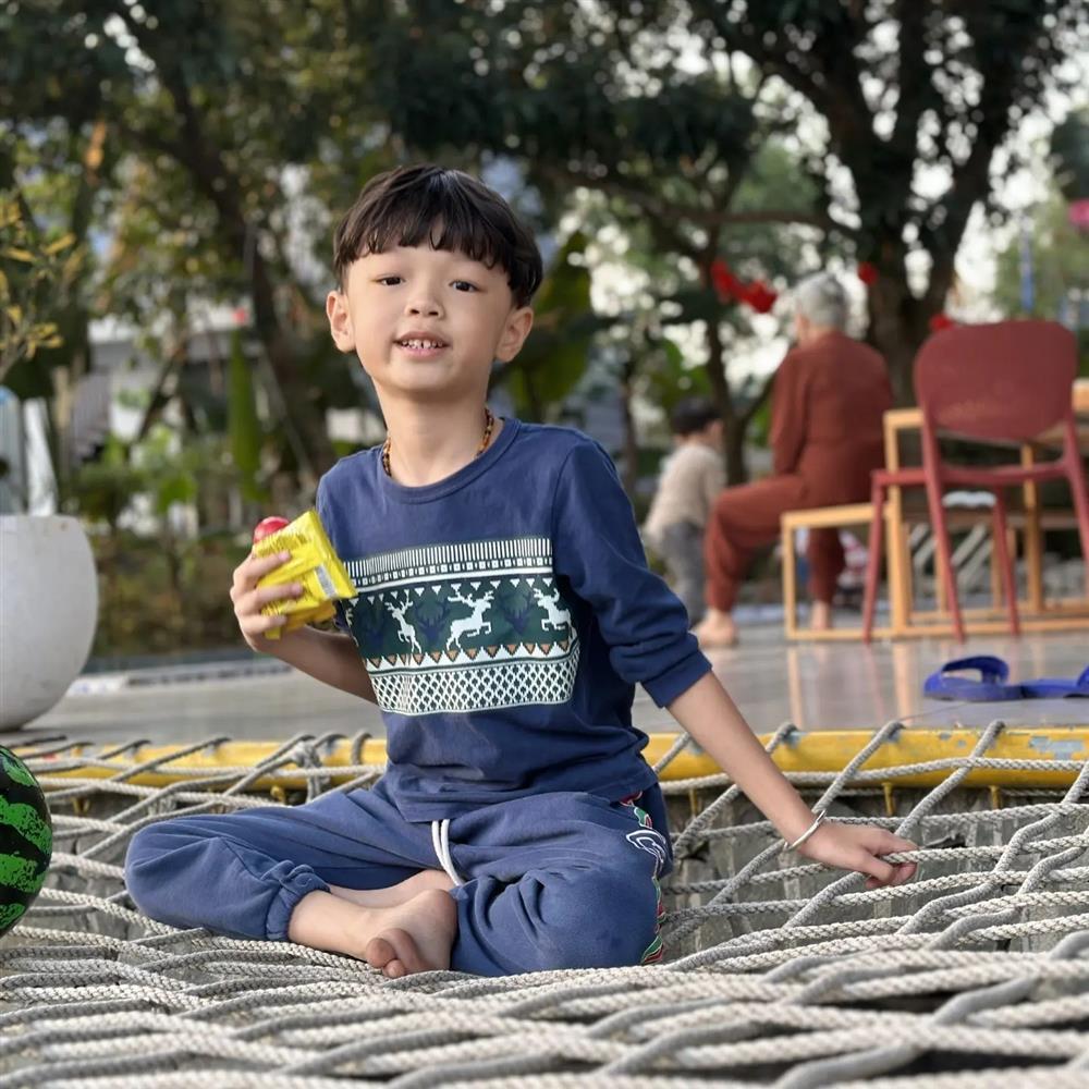 Cậu út nhà Kỳ Hân được gọi là Mạc Hồng Quân thu nhỏ-9